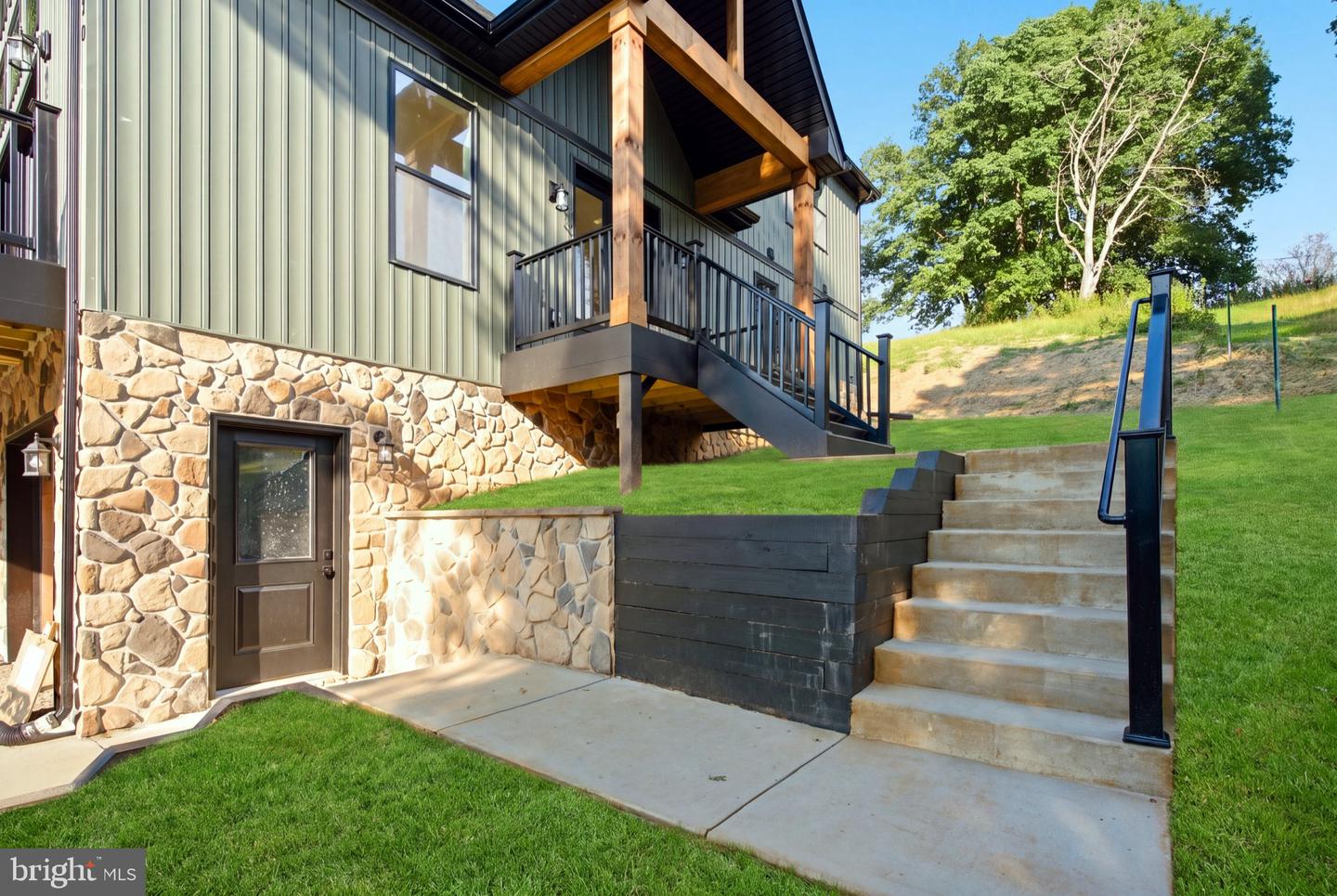 270 Country Rd Property Photo 5