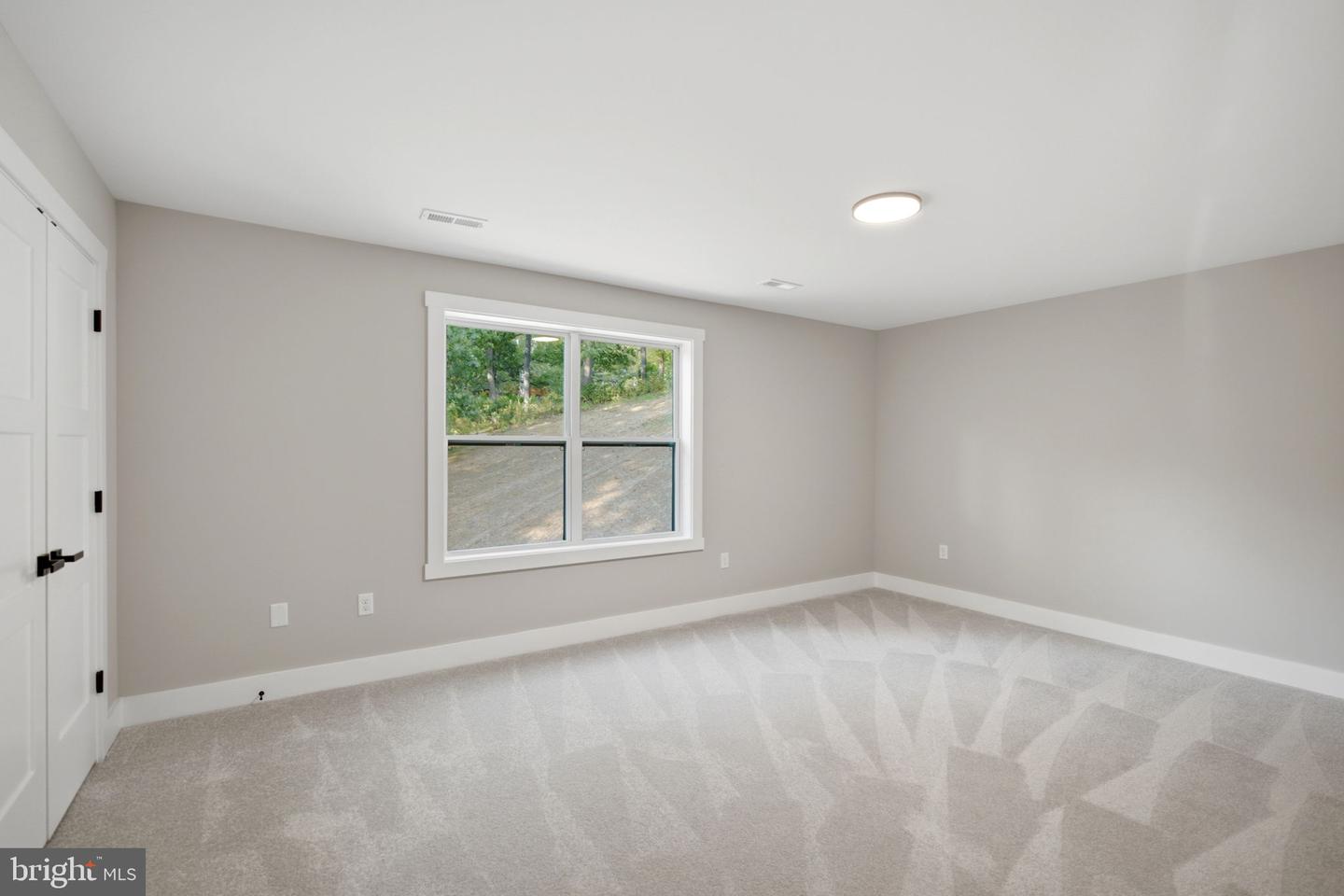 270 Country Rd Property Photo 26