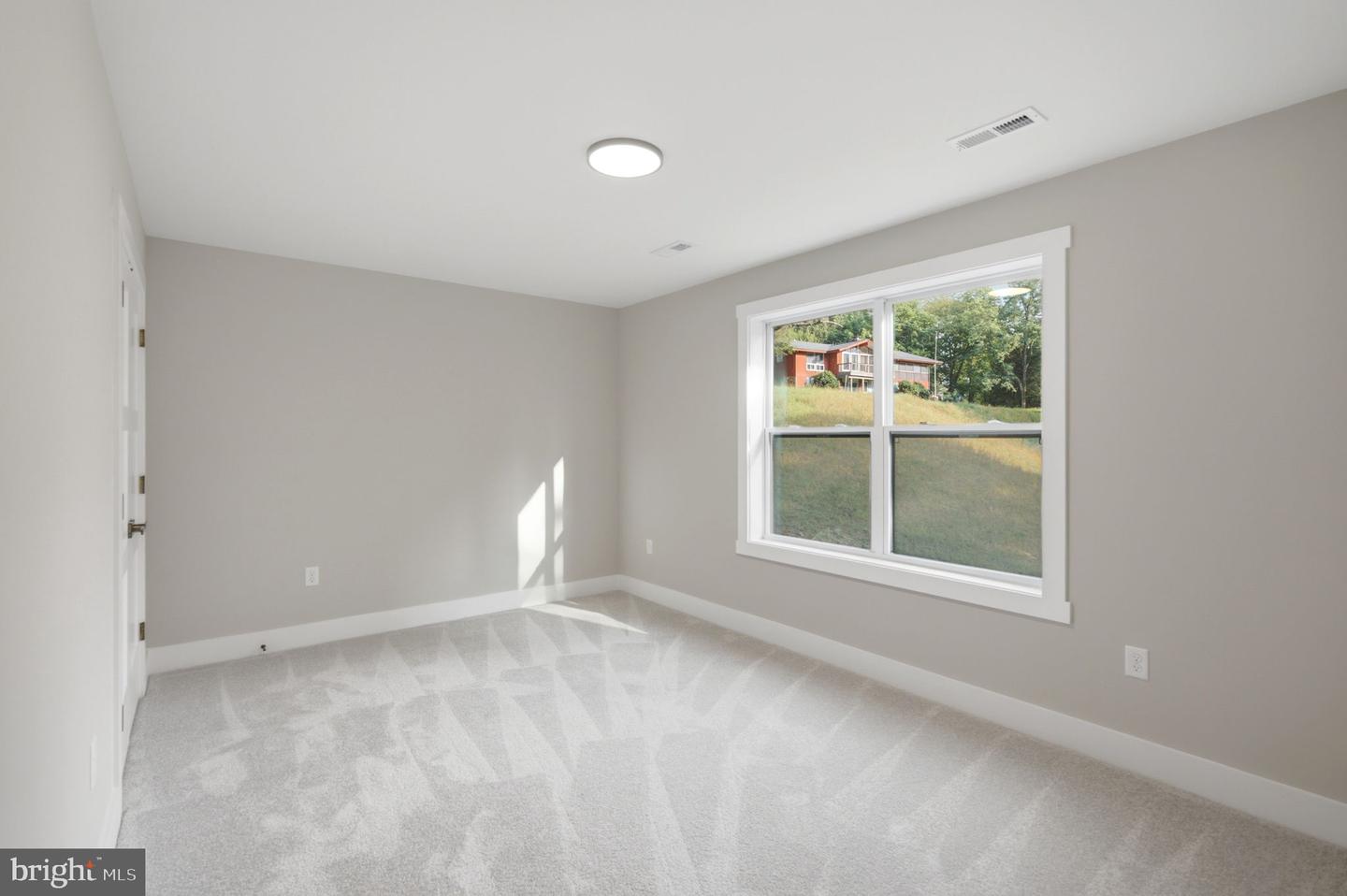 270 Country Rd Property Photo 28