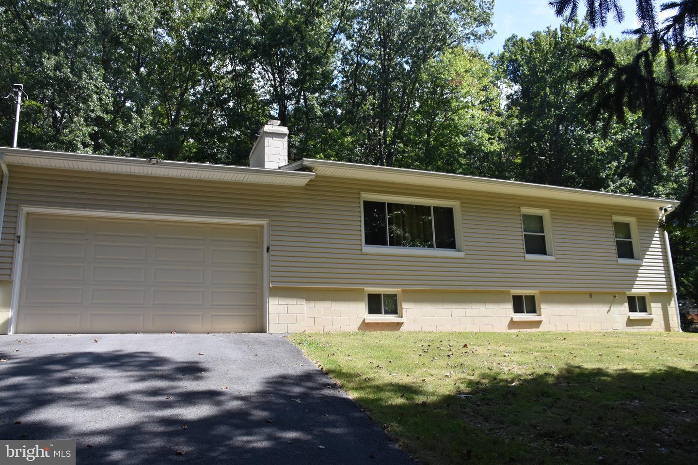 74 Rolling Ln Property Photo 2