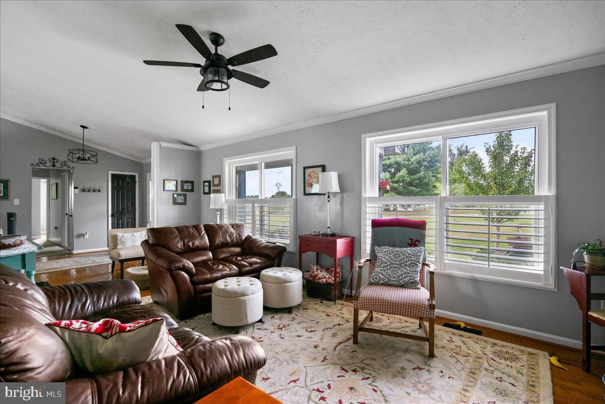 1011 Cloverdale Rd Property Photo 11