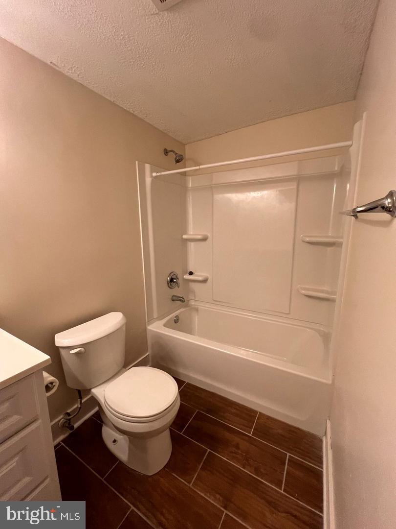 400 E Washington St #1 Property Photo 8