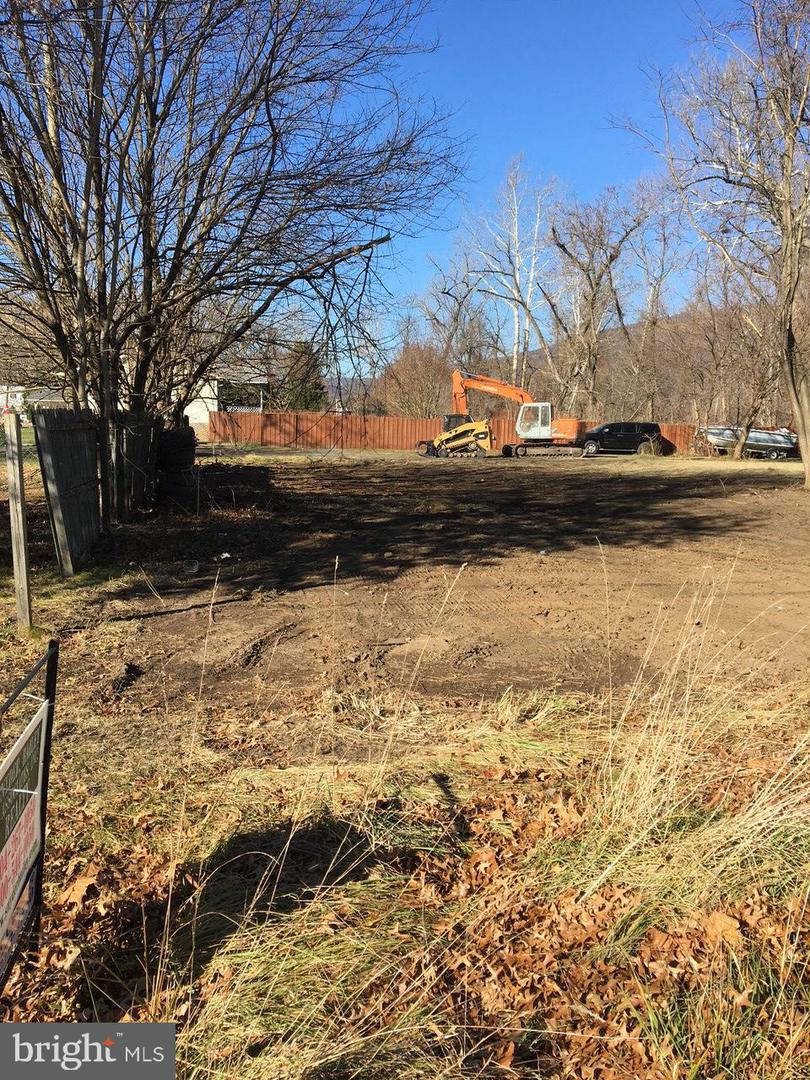 99 Lee St Property Photo 2