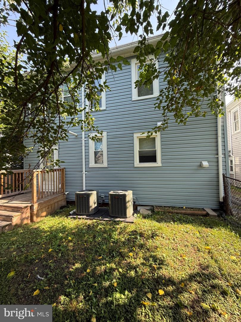 89 2nd St Property Photo 2