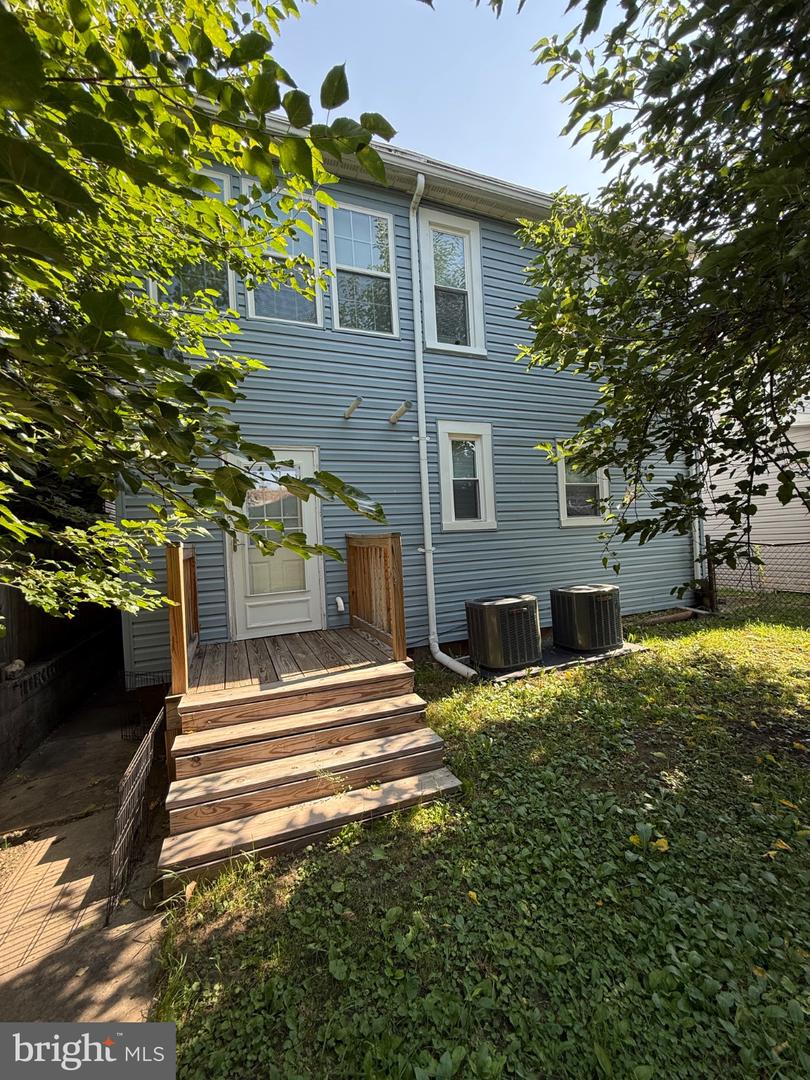 89 2nd St Property Photo 3