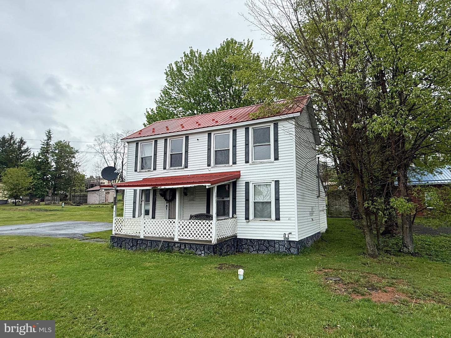 132 Oak St Property Photo 4