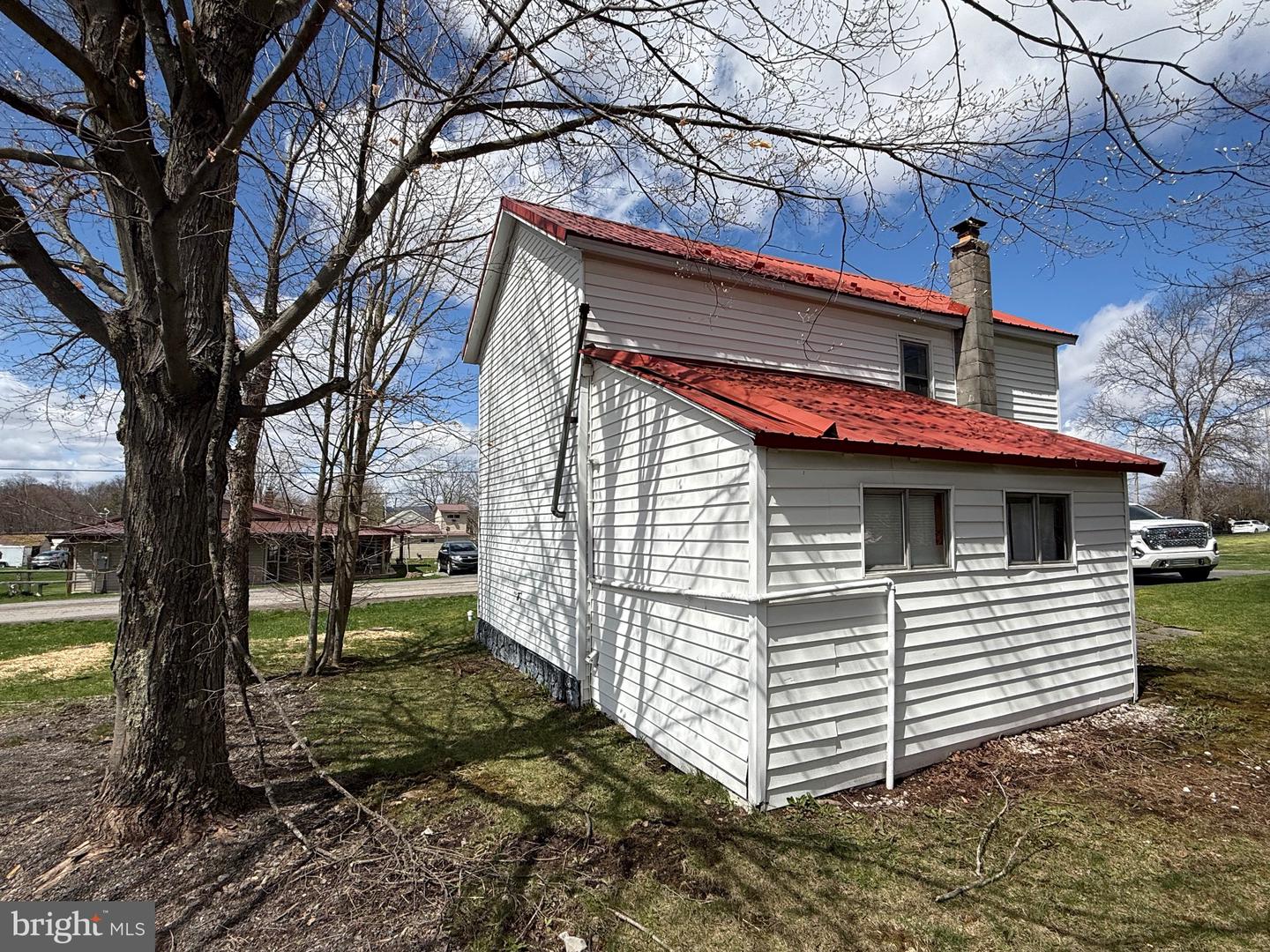 132 Oak St Property Photo 5
