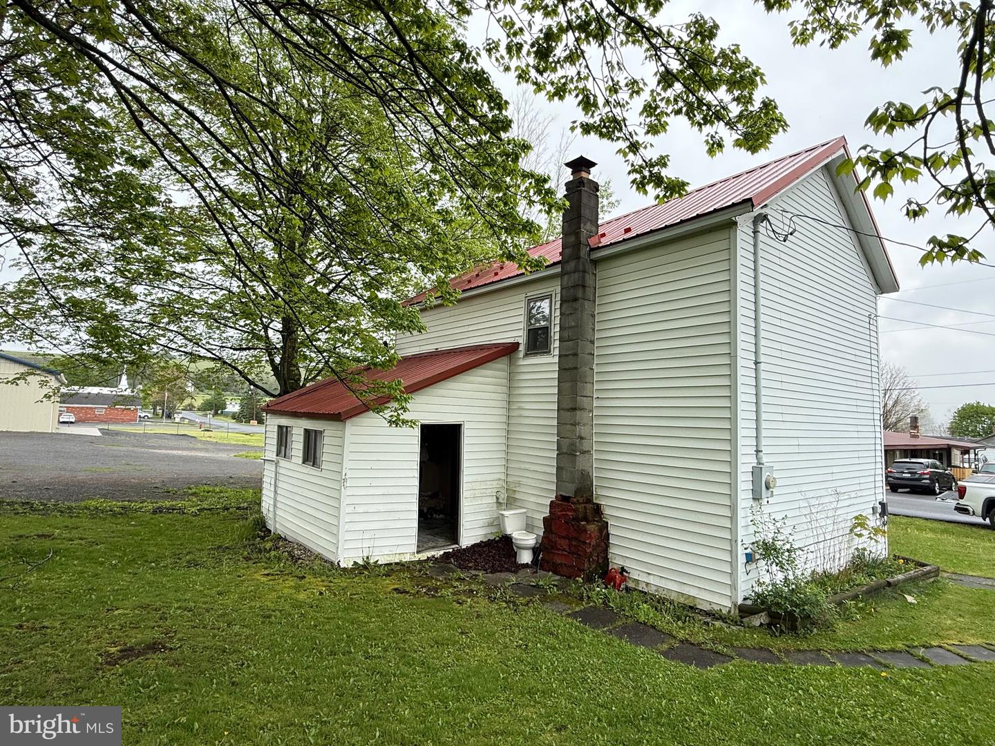 132 Oak St Property Photo 11