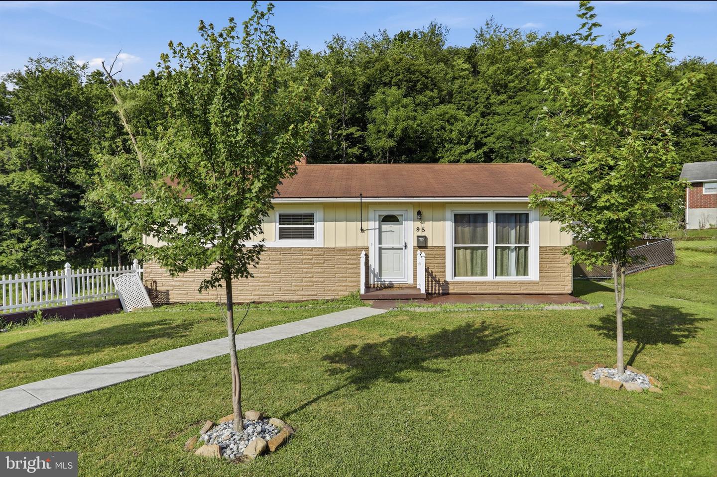 95 Old Orchard Dr Property Photo 1