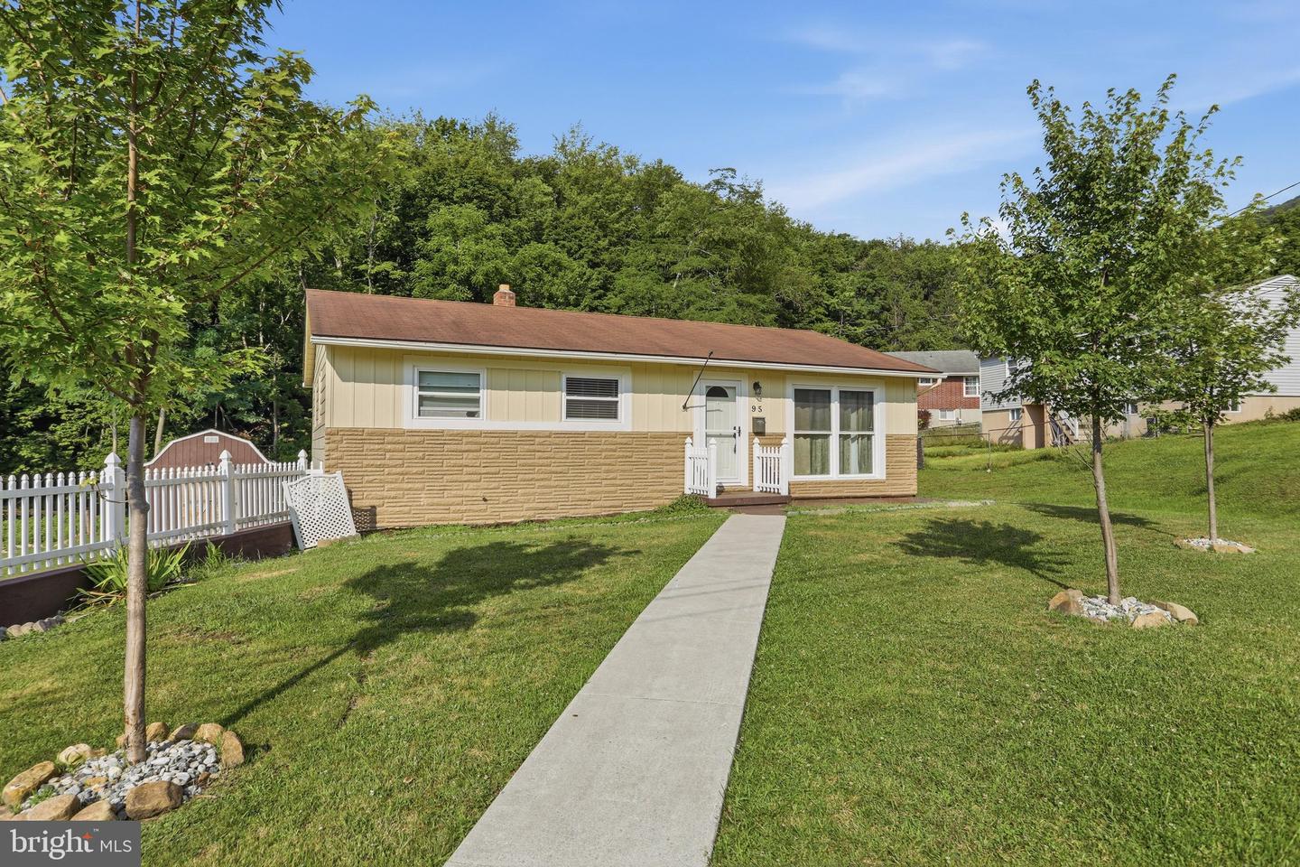 95 Old Orchard Dr Property Photo 3