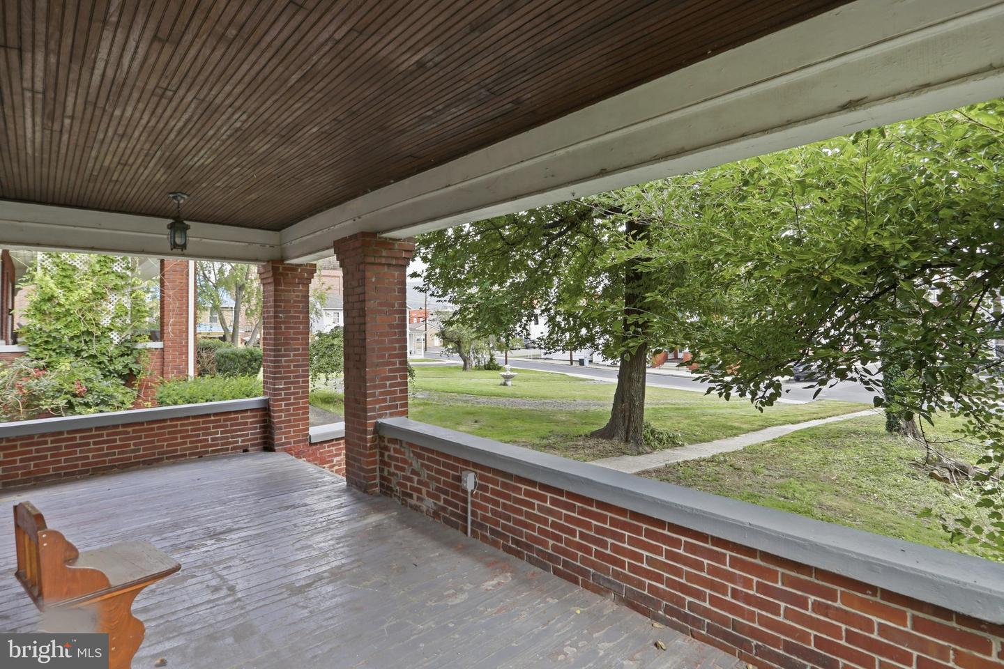 150 Center St Property Photo 2