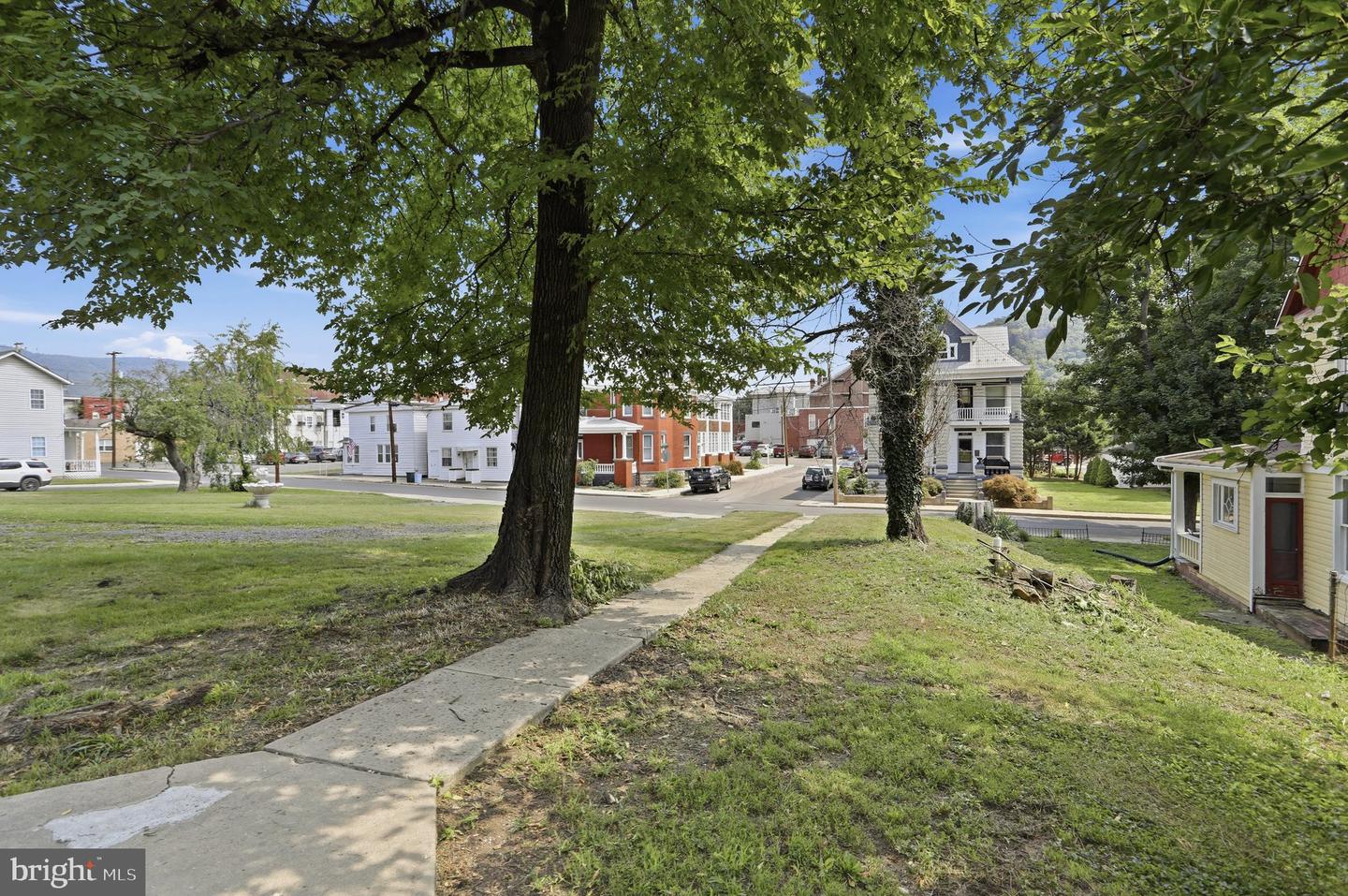 150 Center St Property Photo 3