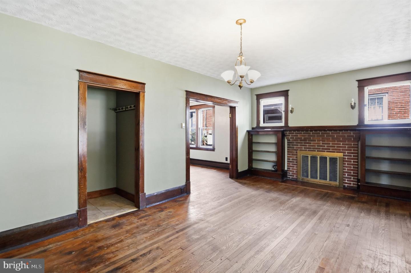 150 Center St Property Photo 6