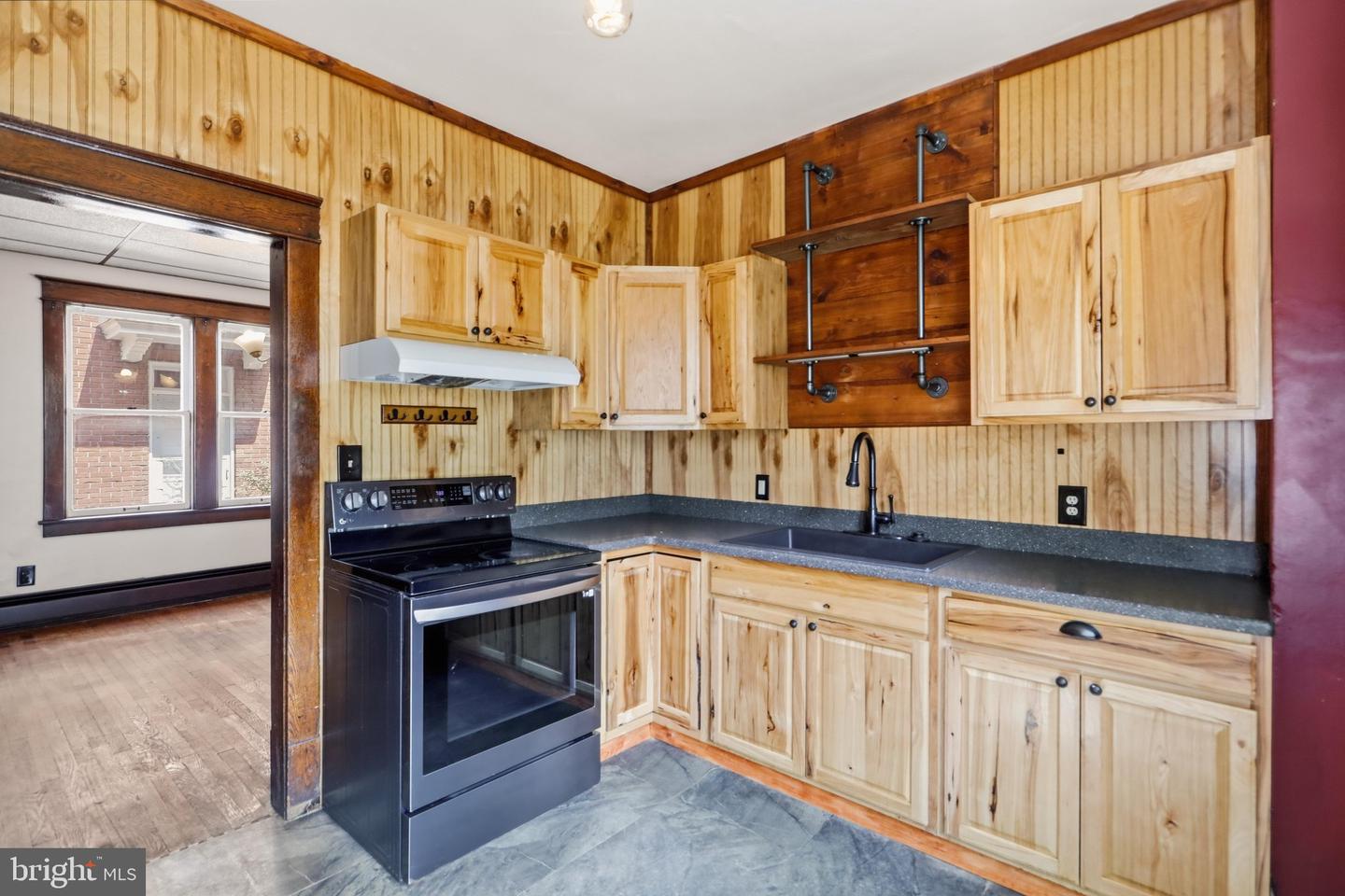 150 Center St Property Photo 9