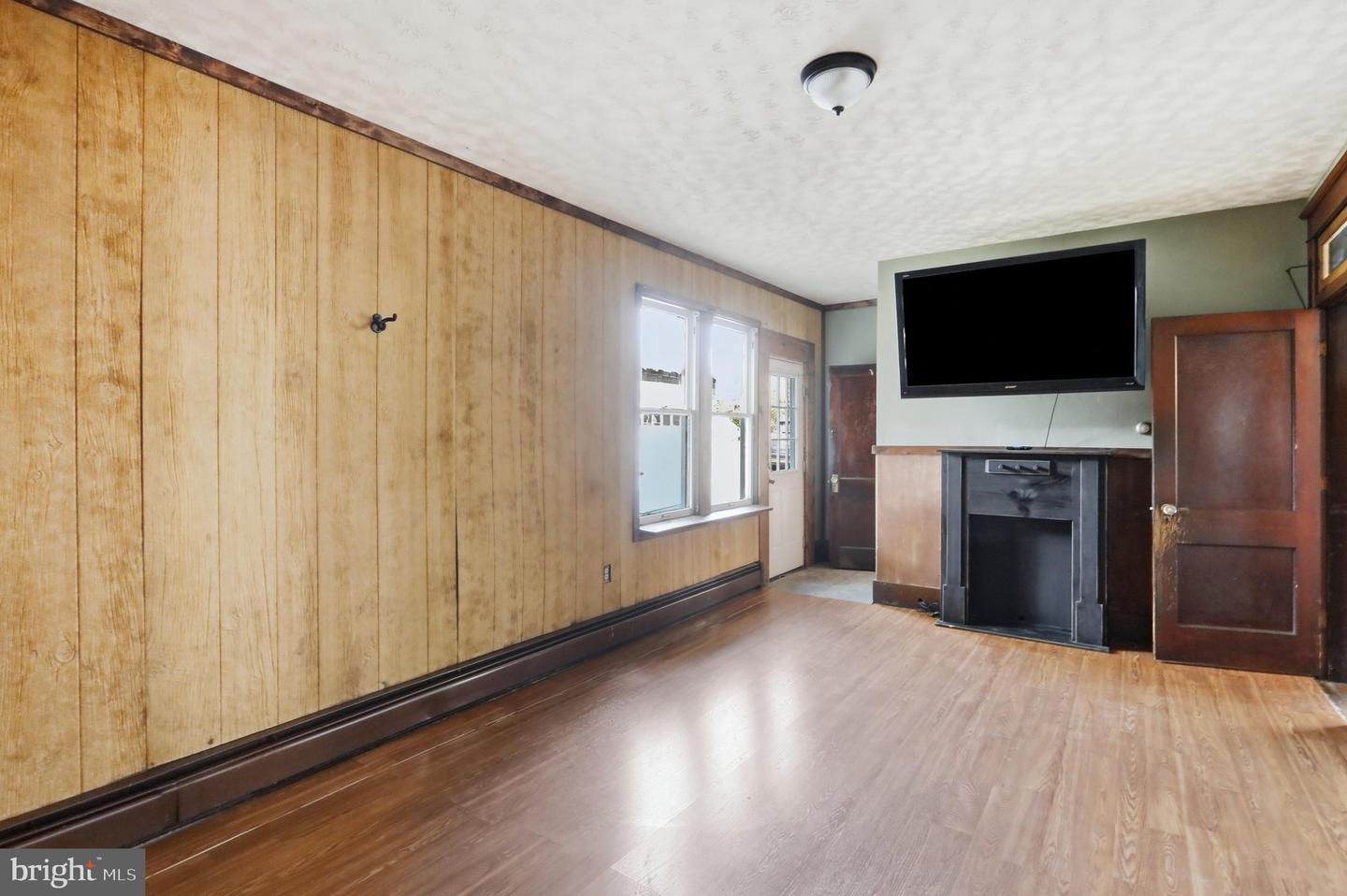 150 Center St Property Photo 14