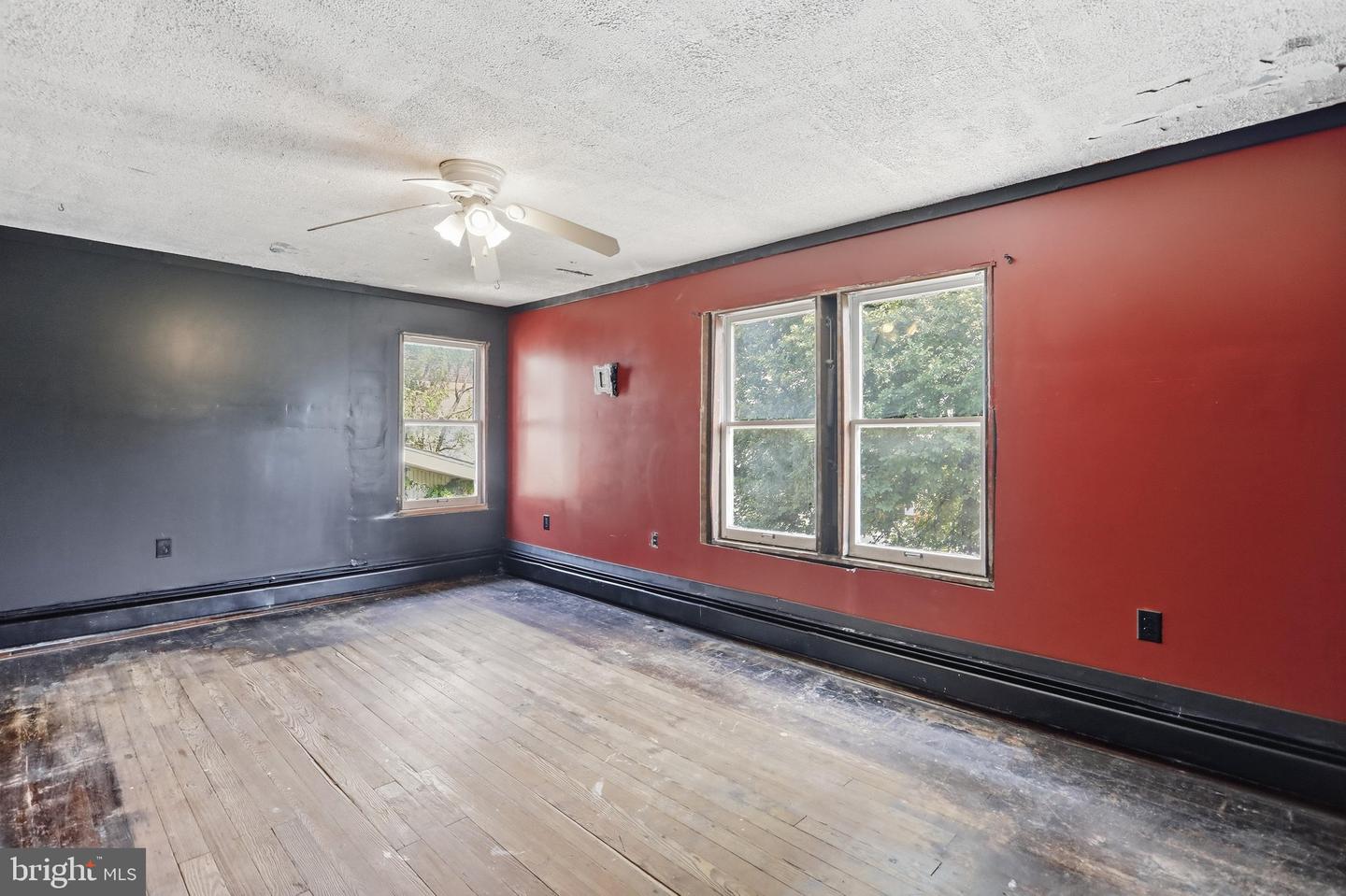 150 Center St Property Photo 24