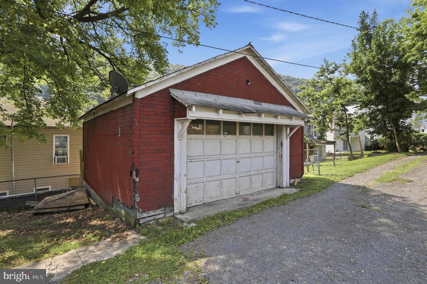 150 Center St Property Photo 26