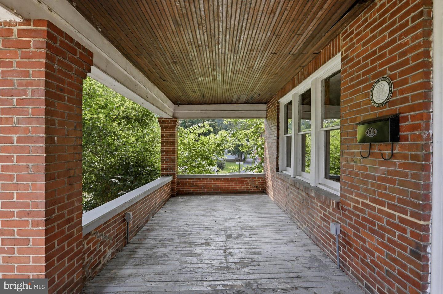 150 Center St Property Photo 28