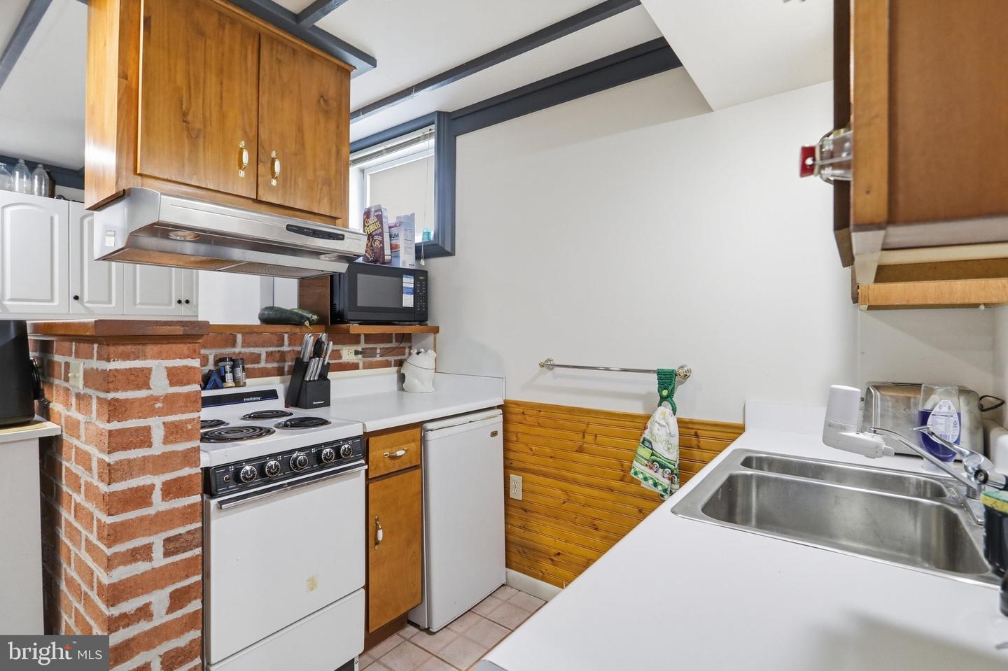 1565 Beacon St Property Photo 32