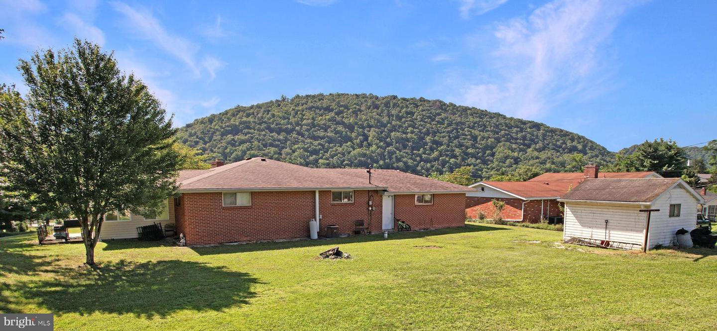 37 Treely Ter Property Photo 5
