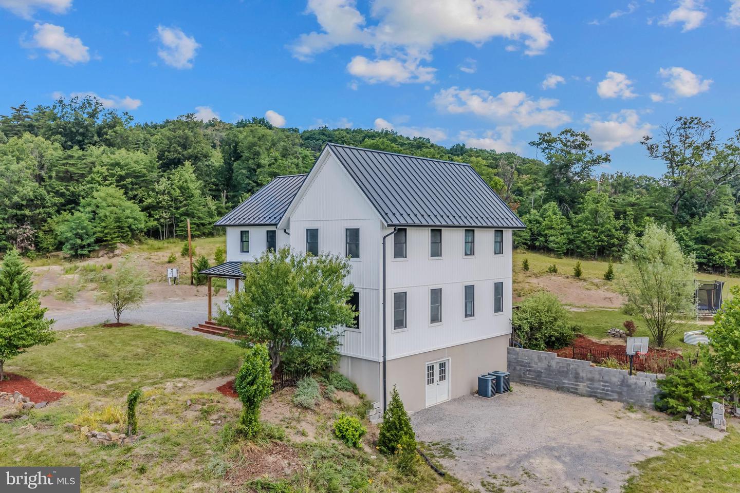 1089 Waugh Rd Property Photo 4