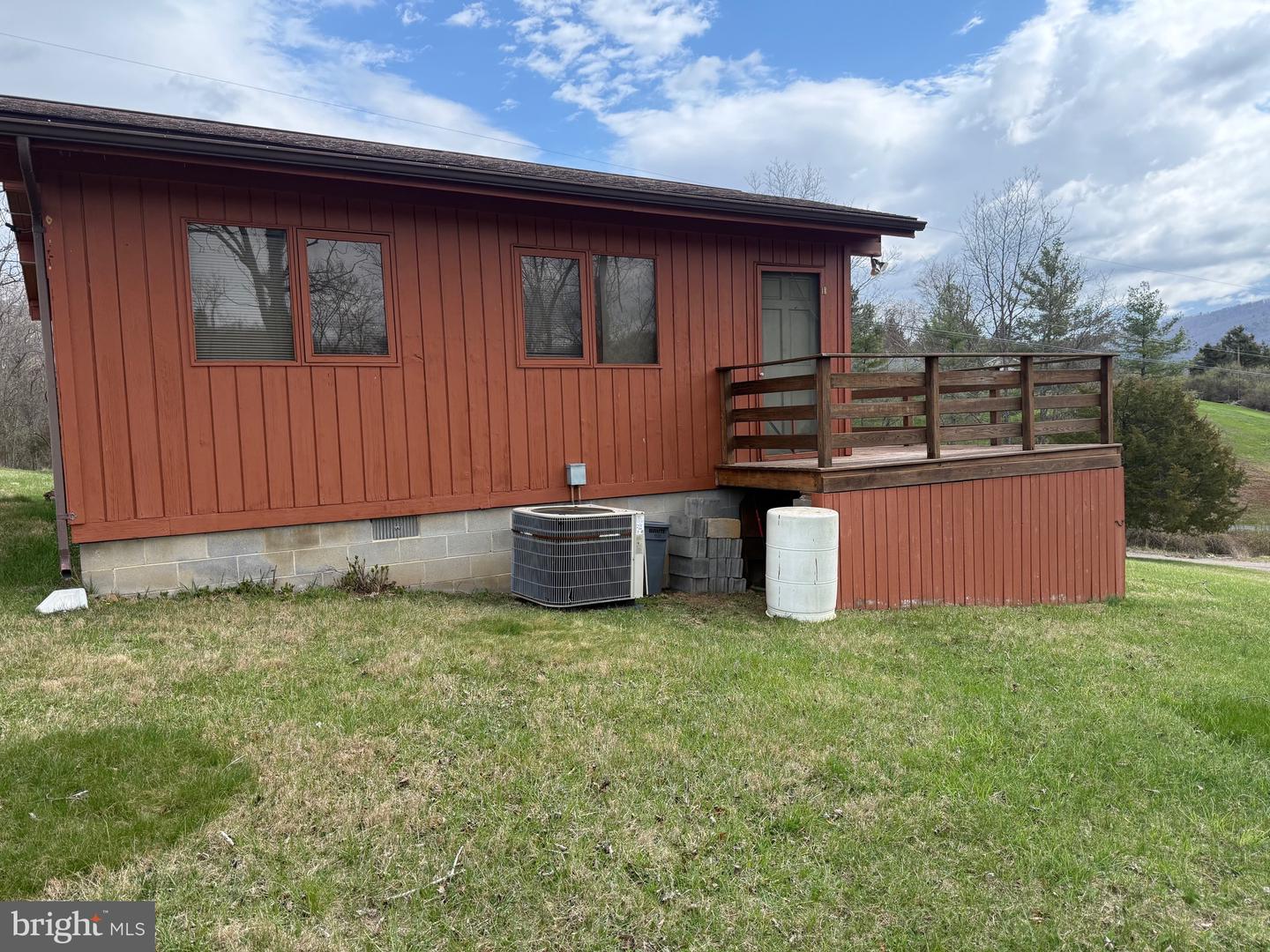 27 Hummingbird Hts Property Photo 3