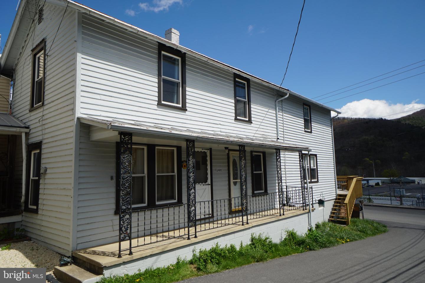 18 Spruce St Property Photo 1