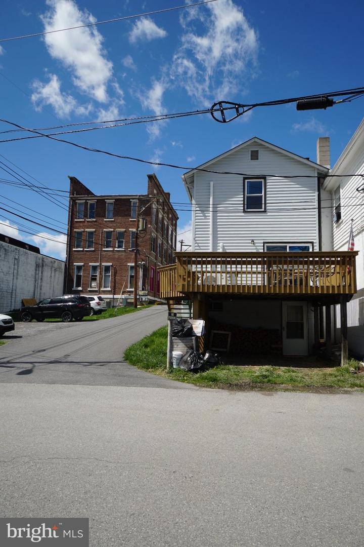 18 Spruce St Property Photo 2