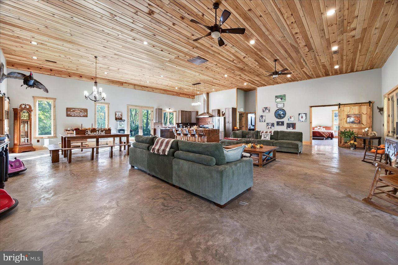 30 Polecat Hollow Blvd Property Photo 8