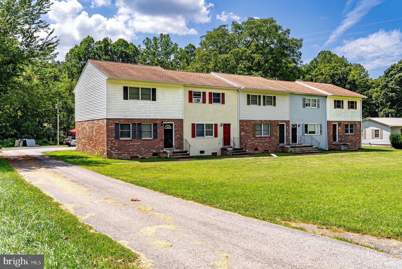 22 TOWNHOUSE LN
