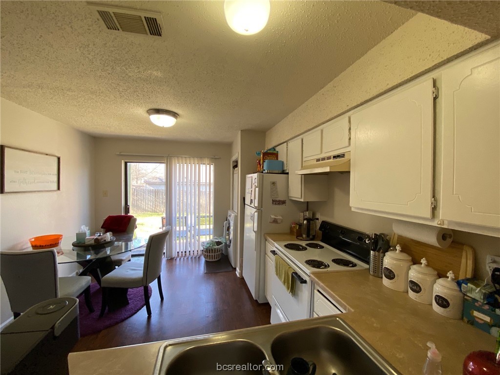 411 Manuel Dr B Property Photo 3