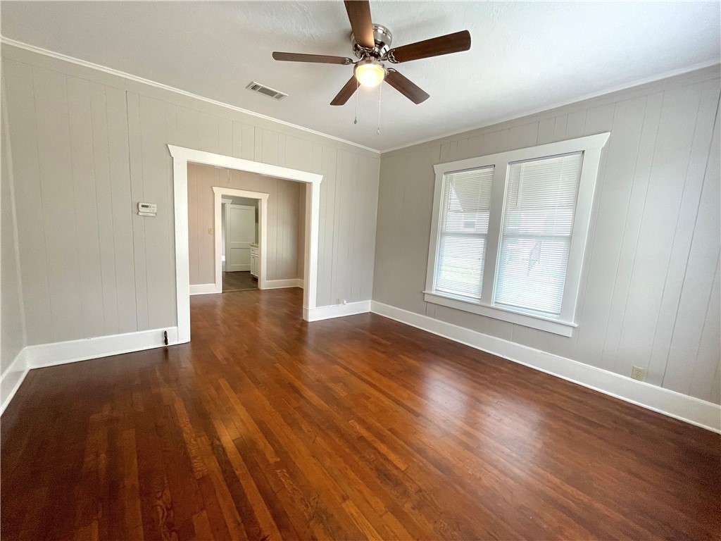 909 Bina Street A Property Photo 3