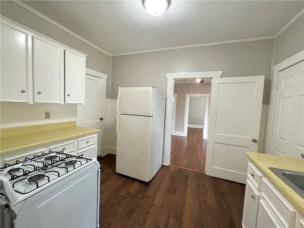 909 Bina Street A Property Photo 7