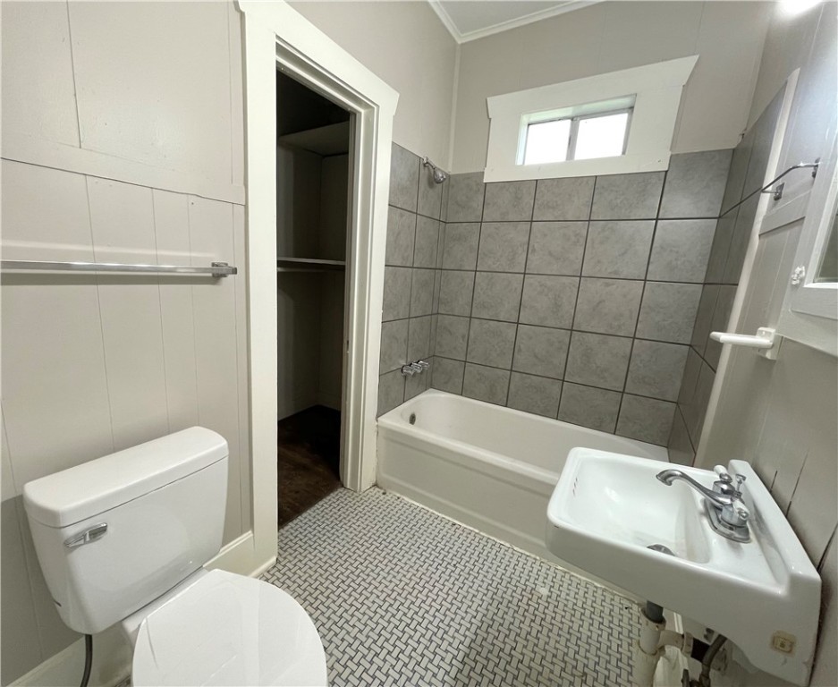 909 Bina Street A Property Photo 11