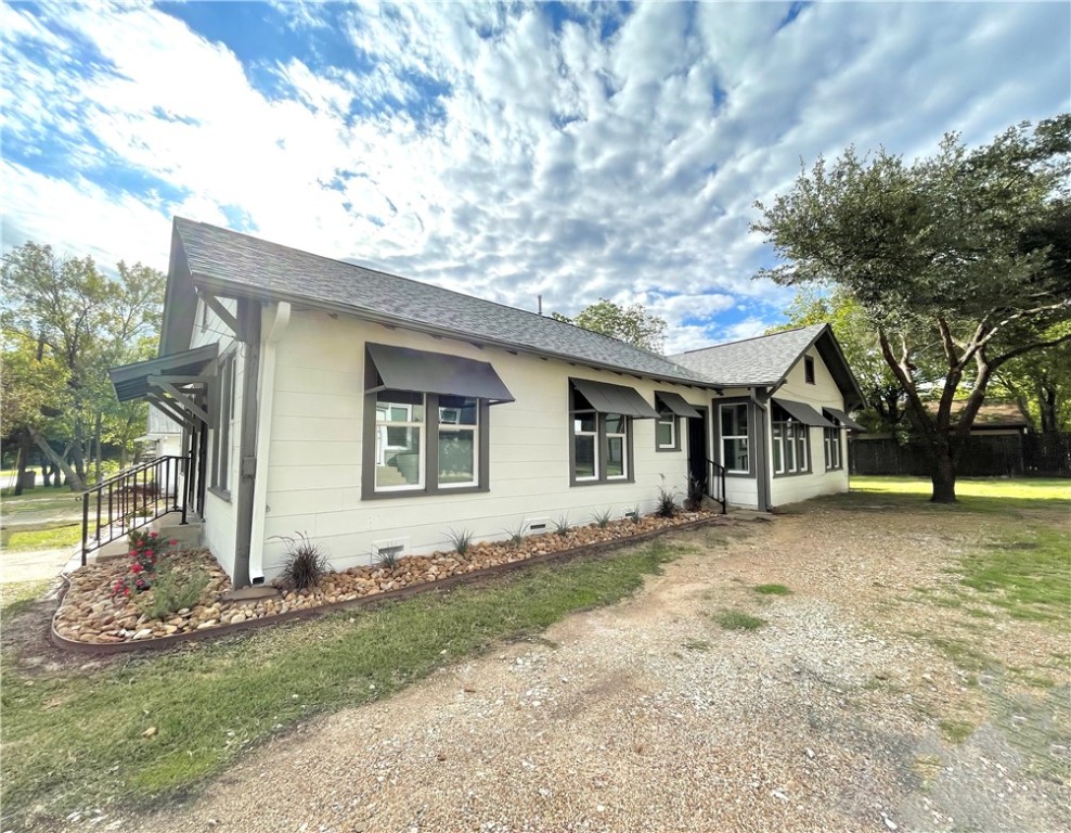 909 Bina Street A Property Photo 14