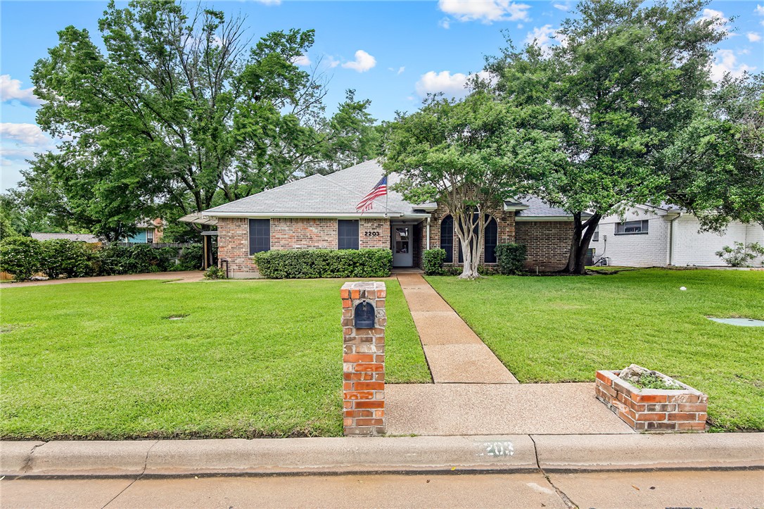 2203 Quail Hollow Drive Property Photo