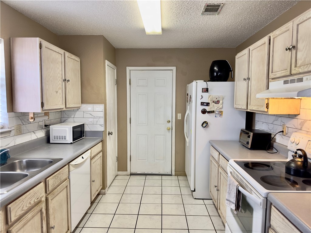 2405 Huckleberry Property Photo 2