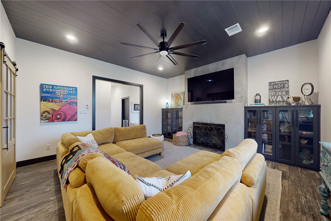 215 Woodforest Property Photo 16