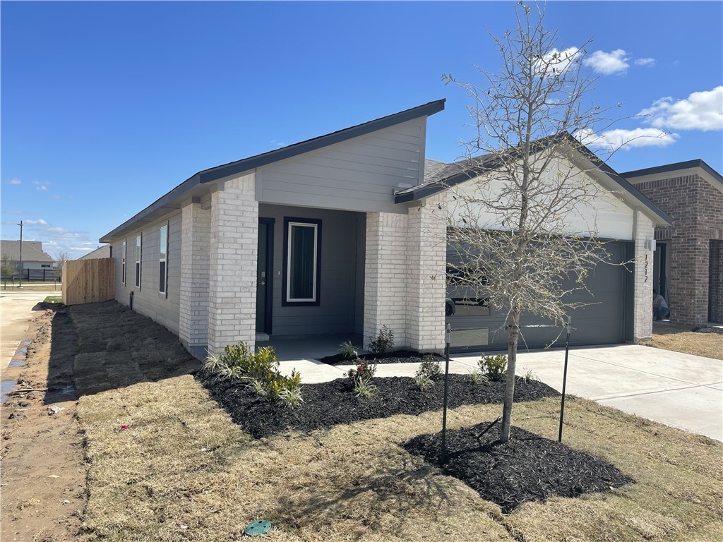 1212 Amistad Loop Property Photo 2