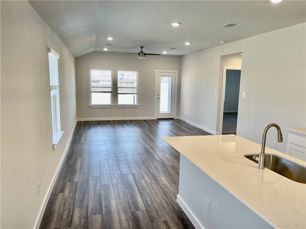1212 Amistad Loop Property Photo 10