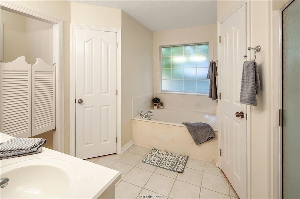 3719 Essen Loop Property Photo 11