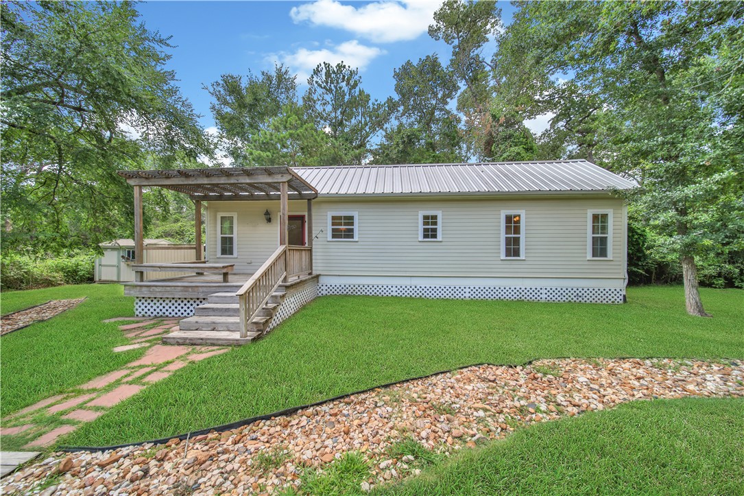 4070 Highway 105 E Property Photo 1