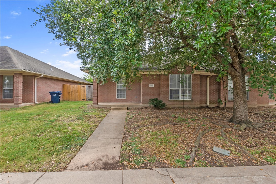 914 Willow Pond Street Property Photo 1