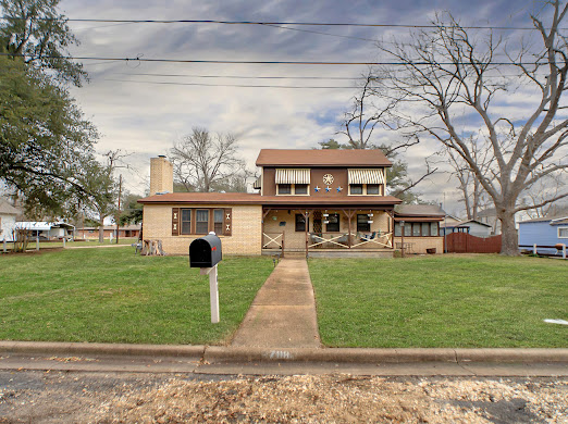 708 11th E Property Photo