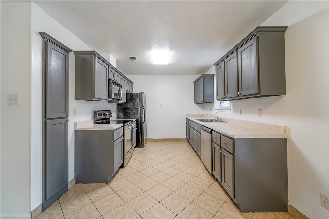 2212 Young Place A Property Photo 5