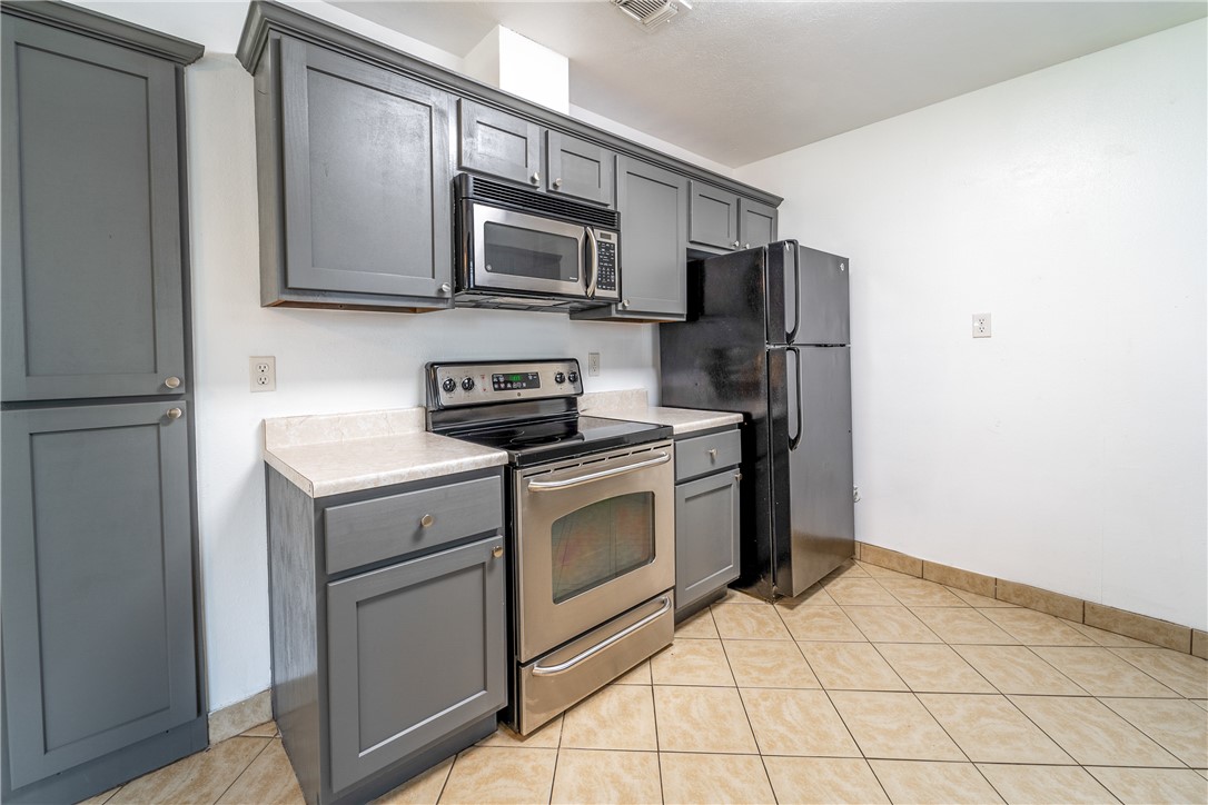 2212 Young Place A Property Photo 6