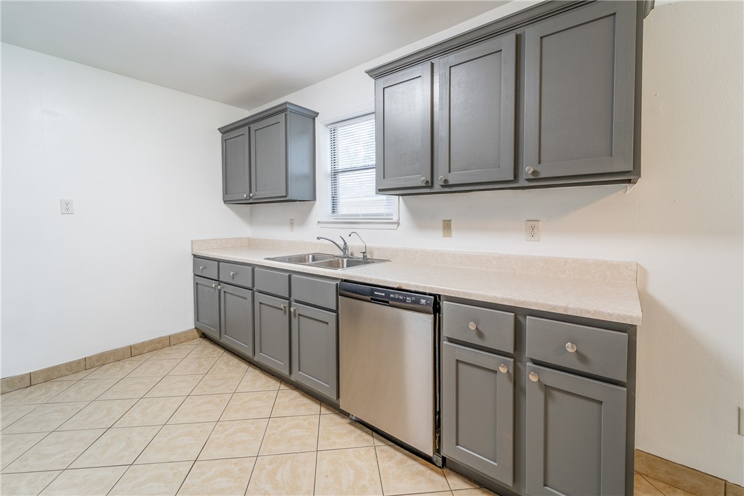 2212 Young Place A Property Photo 7