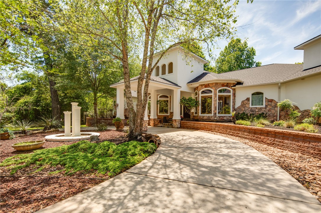 15609 Crown Oaks Drive Property Photo 1