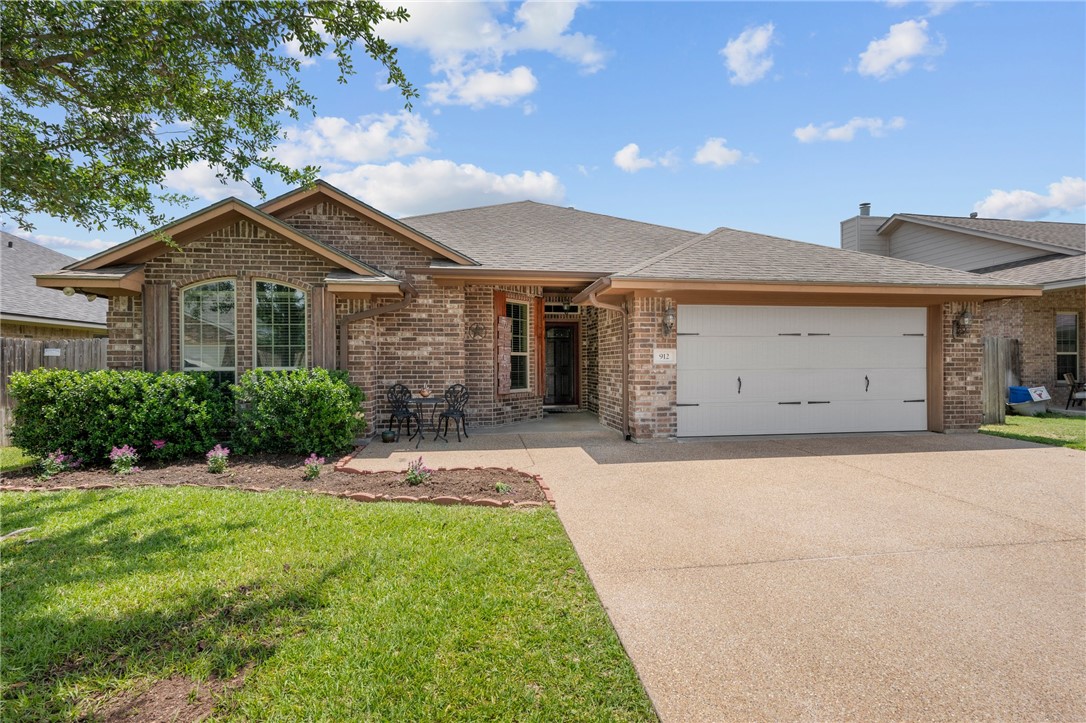 912 Emerald Dove Avenue Property Photo 1