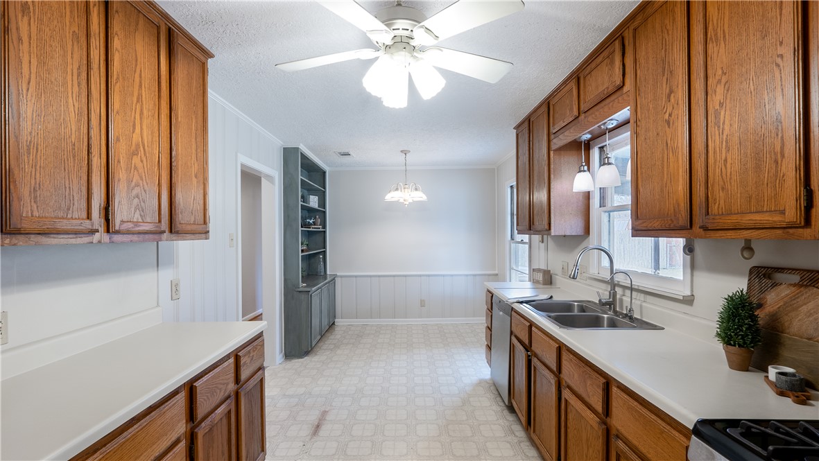 1002 Edgewood Drive Property Photo 19
